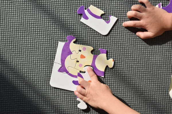 Lindo bebé preescolar jugando rompecabezas aprendizaje en la sala de juegos —  Fotos de Stock