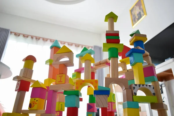 Çocuk gelişimi için tahta blok geometrisi inşa etmek — Stok fotoğraf