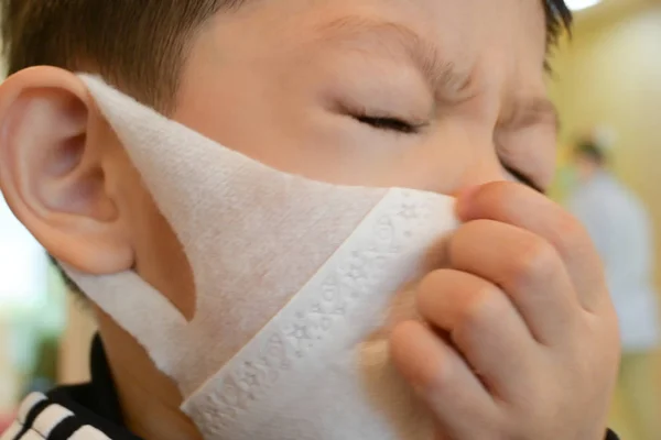 Bonito criança desgaste higiênico máscara facial cuidado sua auto de doença espalhar infecção e poluição do ar — Fotografia de Stock