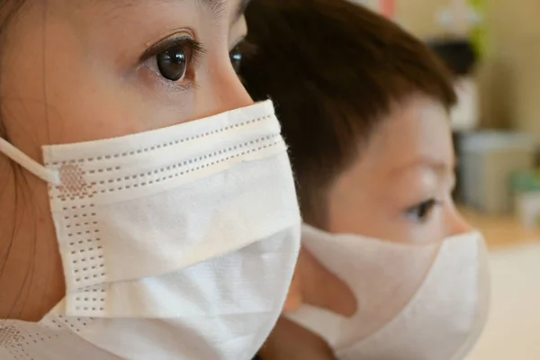 Жінка мати і син носять гігієнічний захист маски для обличчя від хвороб, що поширюють інфекцію та забруднення повітря — стокове фото