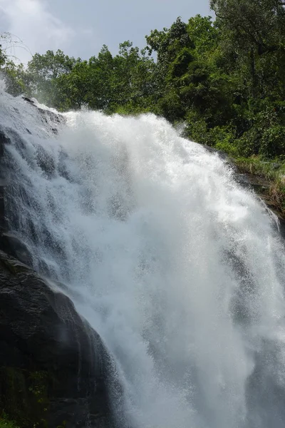 Wasserfall in der Natur Wald, schöne Landschaft — Stockfoto