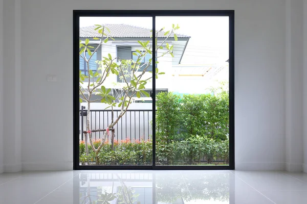 Puerta corredera de cristal con pequeño jardín ajardinado en frente de una nueva casa — Foto de Stock