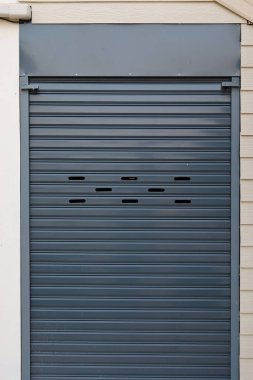 Siyah patenli panjurlu kapı ev güvenliğini kapattı.