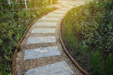 Çiçek bahçesinde taş bloklama yolu