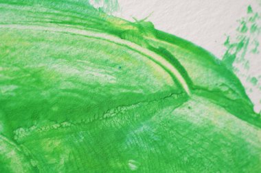 Beyaz kağıt zemin üzerinde soyut resim yeşil ve sarı suluboya boya