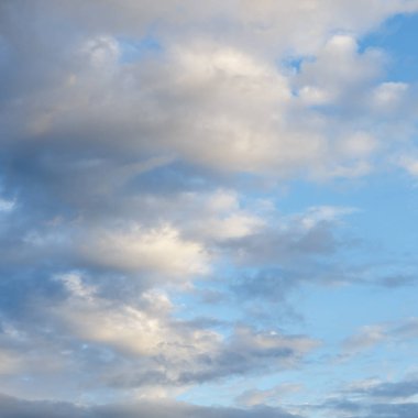 mavi gökyüzünde dramatik bulut