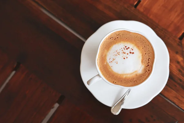 Bebida de café caliente poner en la mesa de madera desayuno por la mañana — Foto de Stock