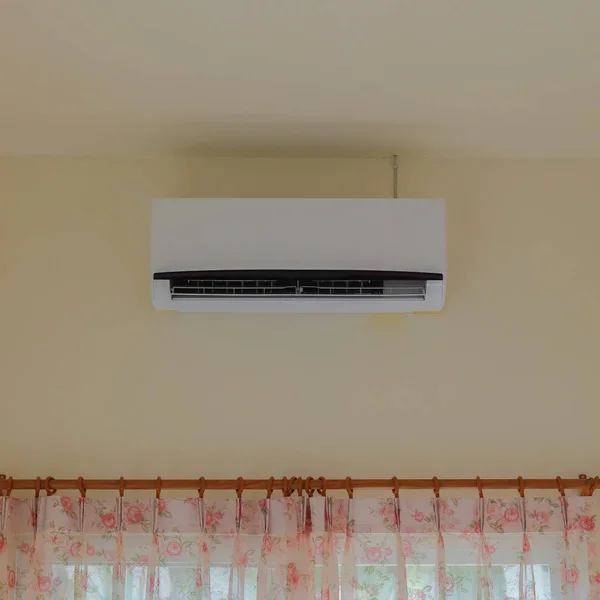 Ar condicionado purificador fresco dentro da sala de estar em casa — Fotografia de Stock