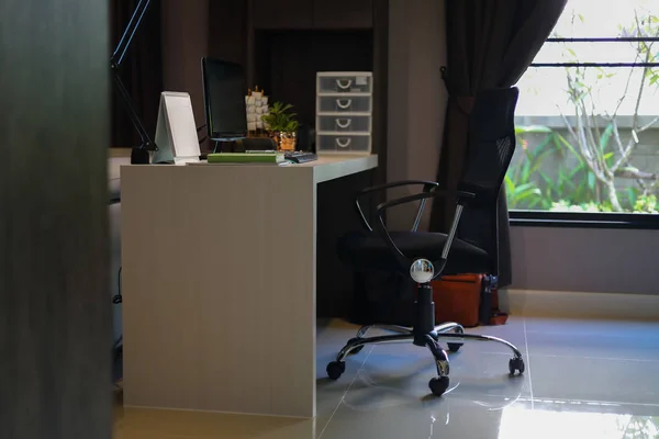 Kursi dan meja kerja dengan pc komputer di dalam ruang kantor bisnis di pagi hari — Stok Foto