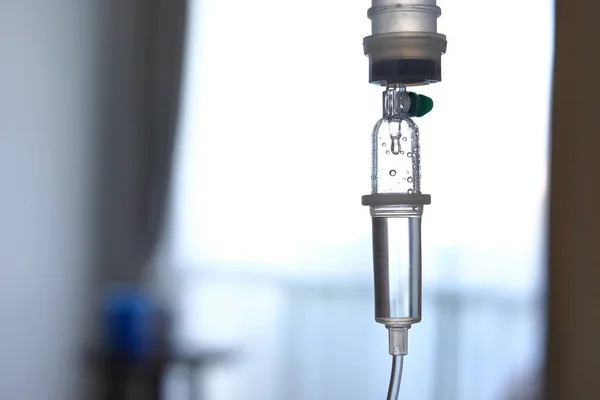 Iv infúze fyziologický roztok intravenózní injekce lék k léčbě onemocnění pacienta v nemocnici — Stock fotografie