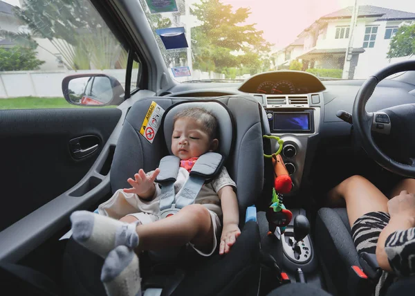 Ibu dan anak melakukan perjalanan keluarga di hari liburan bahagia — Stok Foto