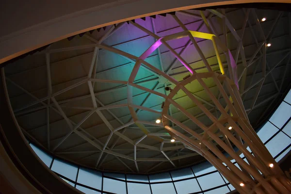 Projeto moderno abstrato da forma do olho do edifício da arquitetura com decoração colorida da luz — Fotografia de Stock