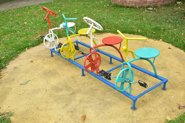 Bicicleta infantil de pie en el patio al aire libre —  Fotos de Stock