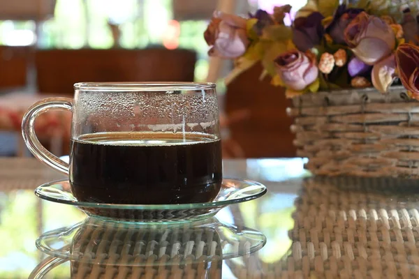 Minuman kopi hitam americano panas diletakkan di atas meja di pagi hari — Stok Foto