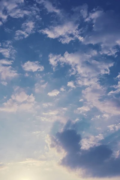 Пушистое облако над фиолетовым небом с солнечным светом утром — стоковое фото