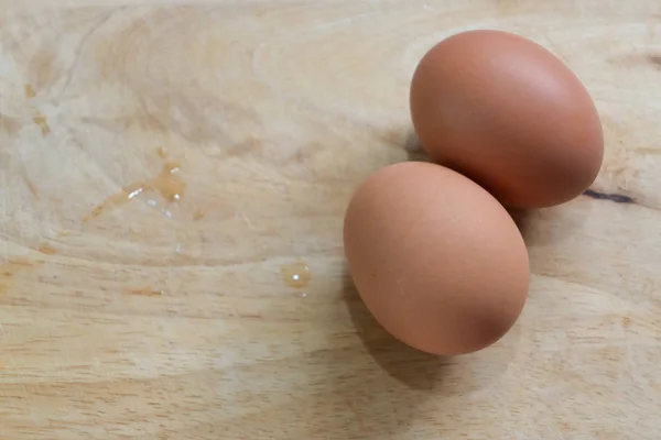 Ou de găină pus pe bord de tăiere a lemnului în bucătărie pregăti alimente de gătit — Fotografie, imagine de stoc
