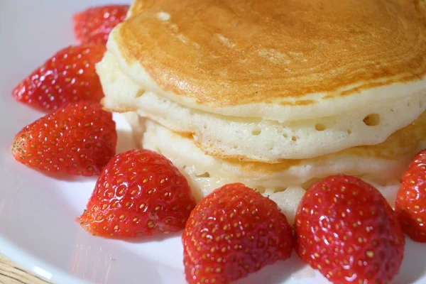 Panqueca e morango fruta doce sobremesa comida caseira — Fotografia de Stock