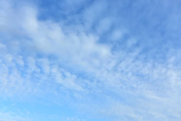 Nube blanca esponjosa en el cielo azul claro en el día del tiempo por la mañana — Foto de Stock