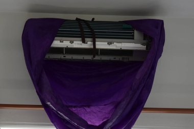 Ev geliştirmede havalandırma sistemi temizleniyor