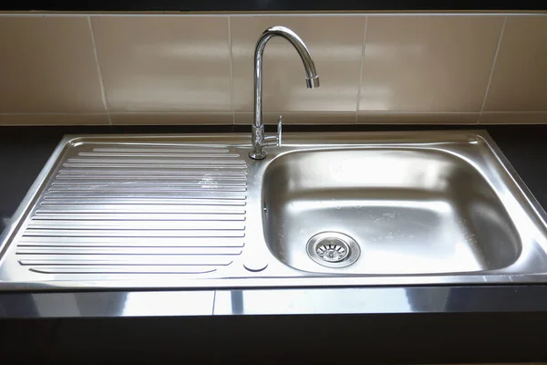 Grifo de agua cerrado y vacío fregadero inoxidable cocina en la sala de cocina —  Fotos de Stock
