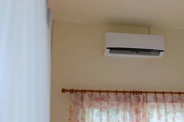 Klimatizační přístroj studený čistič v obývacím pokoji doma — Stock fotografie