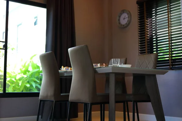 Ensembles vaisselle organiser sur table à manger à l'intérieur salle à manger de l'intérieur de la maison moderne avec jardin vert — Photo