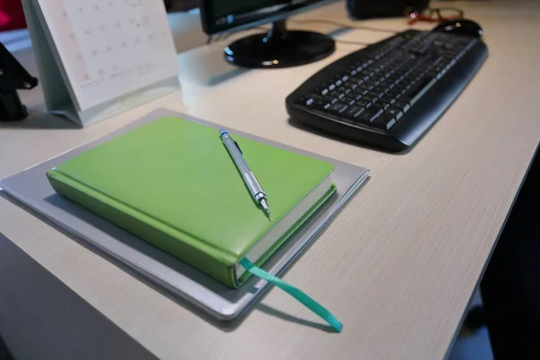 Tagebuchbuch und Stift auf dem Schreibtisch der Tischarbeit im Home Office — Stockfoto