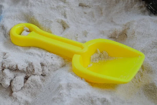Μικρό φτυάρι παιχνίδι σέσουλα στην παιδική χαρά άμμο — Φωτογραφία Αρχείου