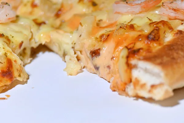 Итальянский сыр для пиццы с ананасом и креветками — стоковое фото