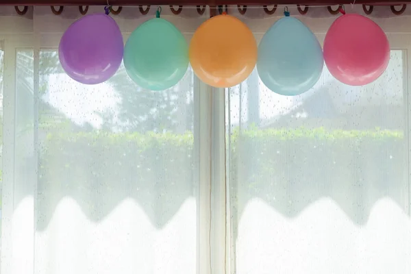 Balão pastel colorido pendurado decoração na festa de aniversário dentro de casa — Fotografia de Stock