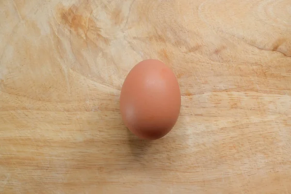 Κοτόπουλο αυγό τεθεί σε ξύλο κοπής σκάφους στην κουζίνα προετοιμάσει το μαγείρεμα των τροφίμων — Φωτογραφία Αρχείου
