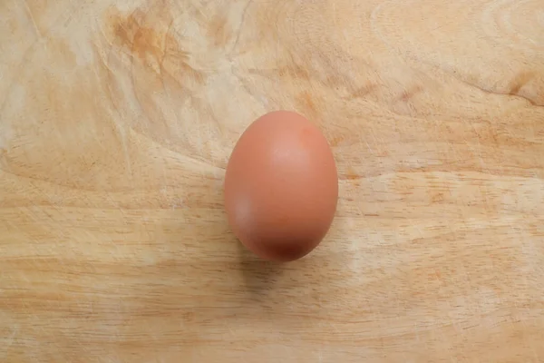 Oeuf de poule mis sur planche à découper en bois dans la cuisine préparer la cuisine — Photo