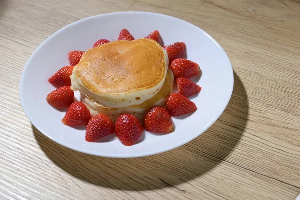 Pannkaka och jordgubbsfrukt söt dessert mat som läggs på frukostbordet — Stockfoto