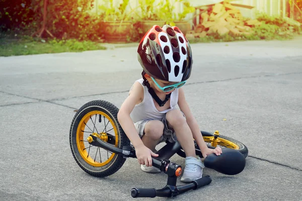 Bambino ragazzo tentativo in piedi di equilibrio bike da cadere — Foto Stock