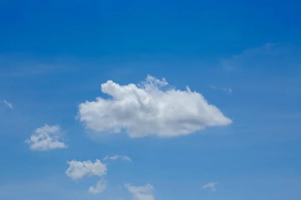 Vitt moln på klarblå himmel — Stockfoto