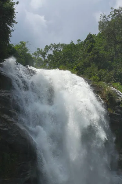 Wasserfall in der Natur Wald, schöne Landschaft — Stockfoto