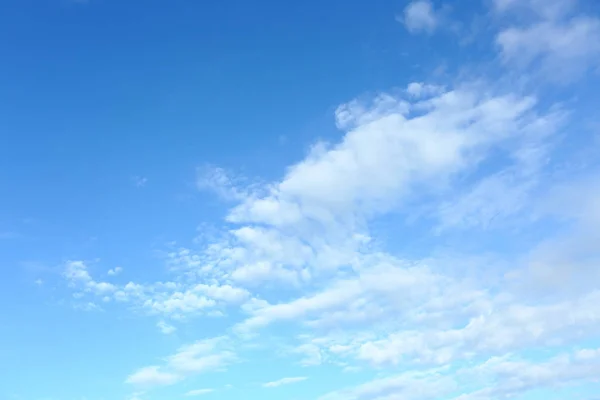 Nuvola bianca su sfondo cielo blu tempo — Foto Stock