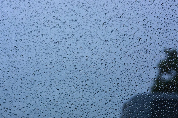 Gota de lluvia de agua en ventana de vidrio — Foto de Stock