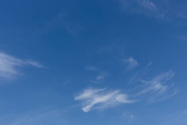 Beyaz bulut ile açık mavi gökyüzü