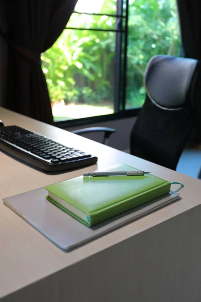 Tagebuchbuch Und Stift Auf Dem Schreibtisch Der Tischarbeit Home Office — Stockfoto