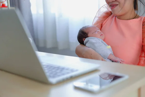 Empresária Parentalidade Bebê Bonito Recém Nascido Dormindo Casa Escritório Mãe — Fotografia de Stock