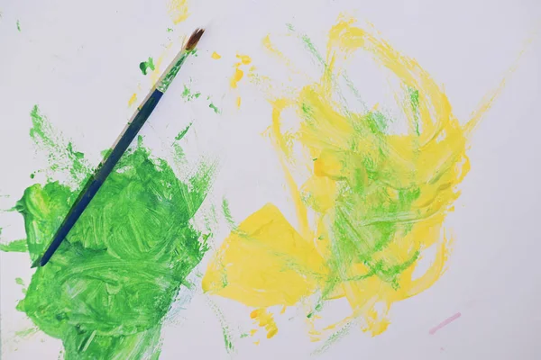 Bébé Utilisant Peinture Aquarelle Verte Jaune Sur Papier Blanc Avec — Photo