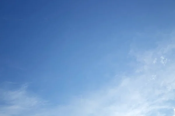 Açık Mavi Gökyüzü Arka Plan Üzerinde Beyaz Bulut — Stok fotoğraf