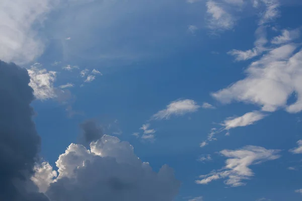 Awan Putih Dan Latar Belakang Langit Biru — Stok Foto
