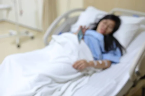 Розмиття Зображення Жінки Пацієнта Який Відпочиває Ліжку Всередині Кімнати Відновлення — стокове фото