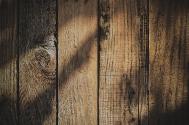 Ahşap ahşap ahşap duvardaki ışık ve gölge arka plan, eski ahşap masanın üst manzarası.