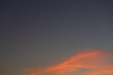 turuncu güneş ışığı ile akşam berrak mavi gökyüzü bulut ile parlaklık