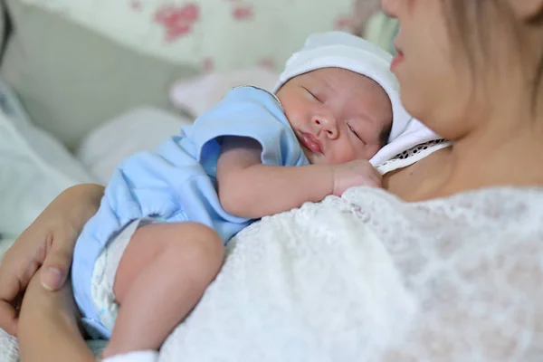Bayi Kecil Yang Baru Lahir Tidur Memeluk Ibu Dengan Cinta — Stok Foto