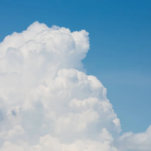 Awan Putih Halus Atas Latar Belakang Langit Biru Bersih — Stok Foto