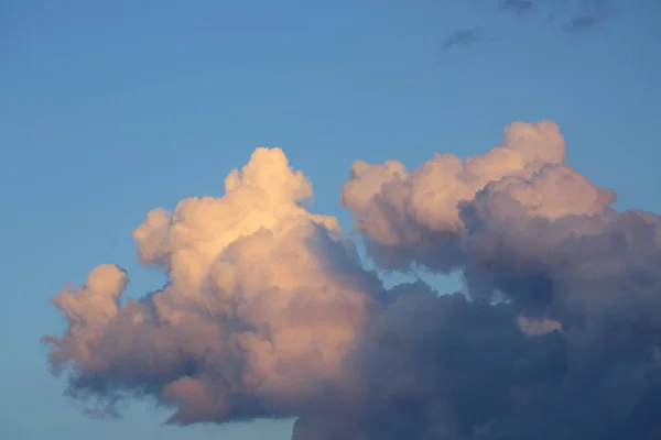 Flauschige Wolke Blauen Himmel — Stockfoto